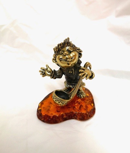Сувенир "Домовёнок с поварёшкой", бронза, янтарь 2793