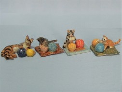 Кошки с клубочками и подушками K964-5