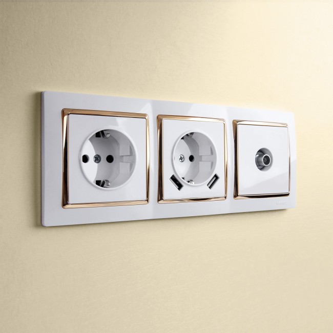 Рамка из пластика на 3 поста Snabb белый/золото W0031933