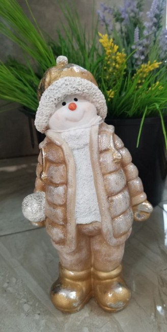 Мальчик в шапке и в жилетке со снежком НФ156 Н-26см